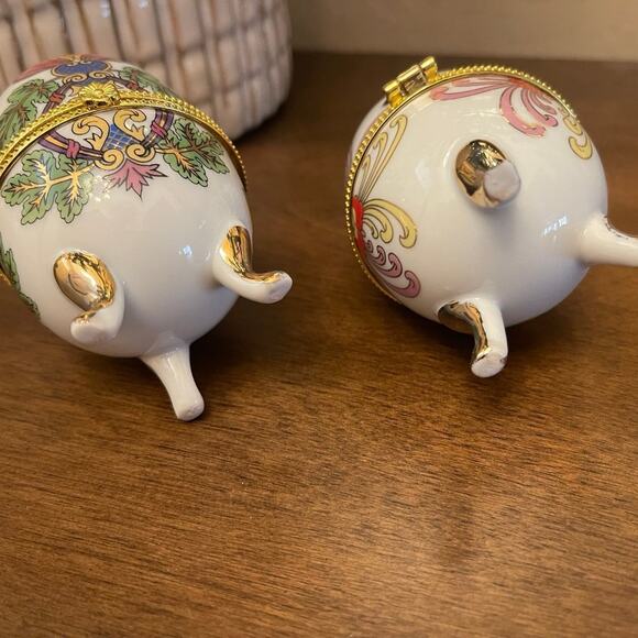 Pair of ceramic painted egg shaped trinket boxes - Picture 5 of 10